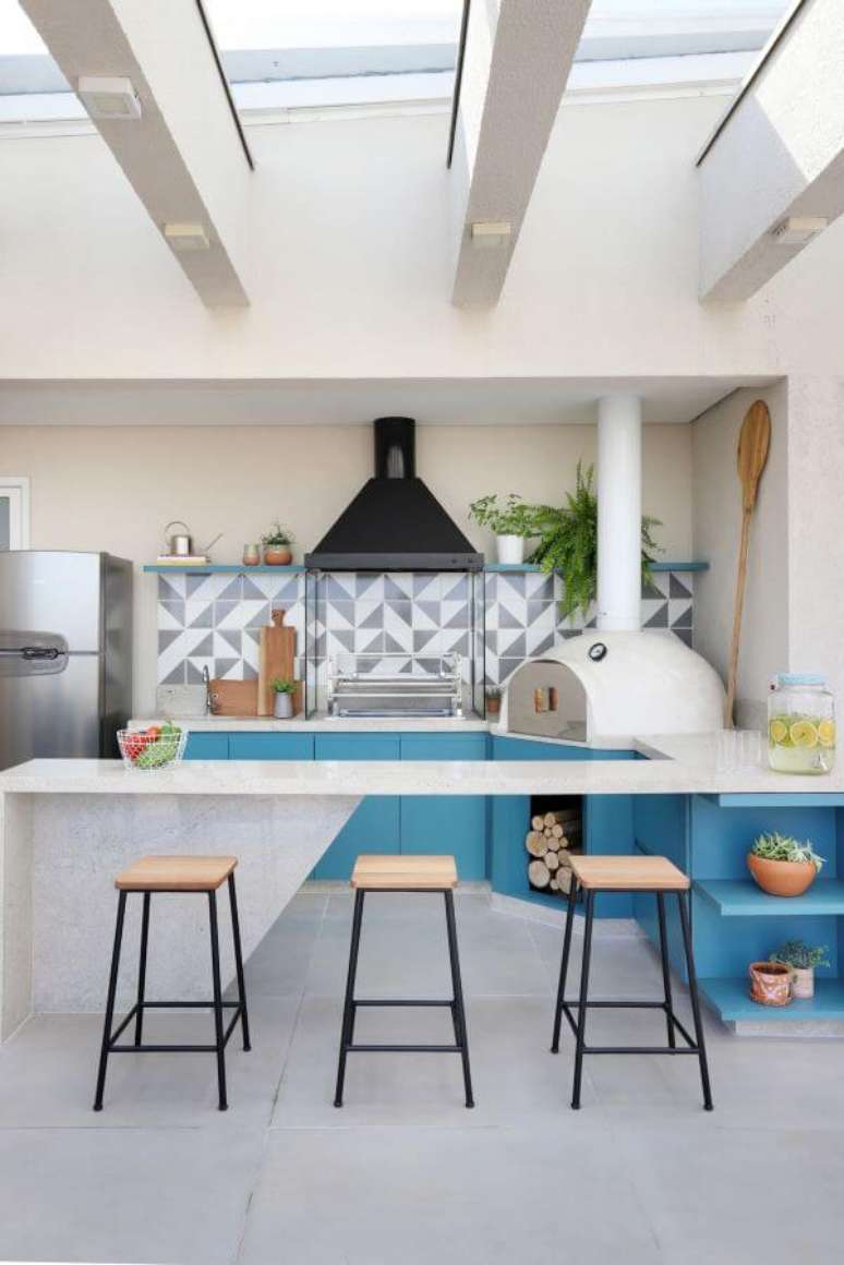 6. Decora&ccedil;&atilde;o &aacute;rea gourmet com bancada branca &ndash; Via: Studio Canto Arquitetura