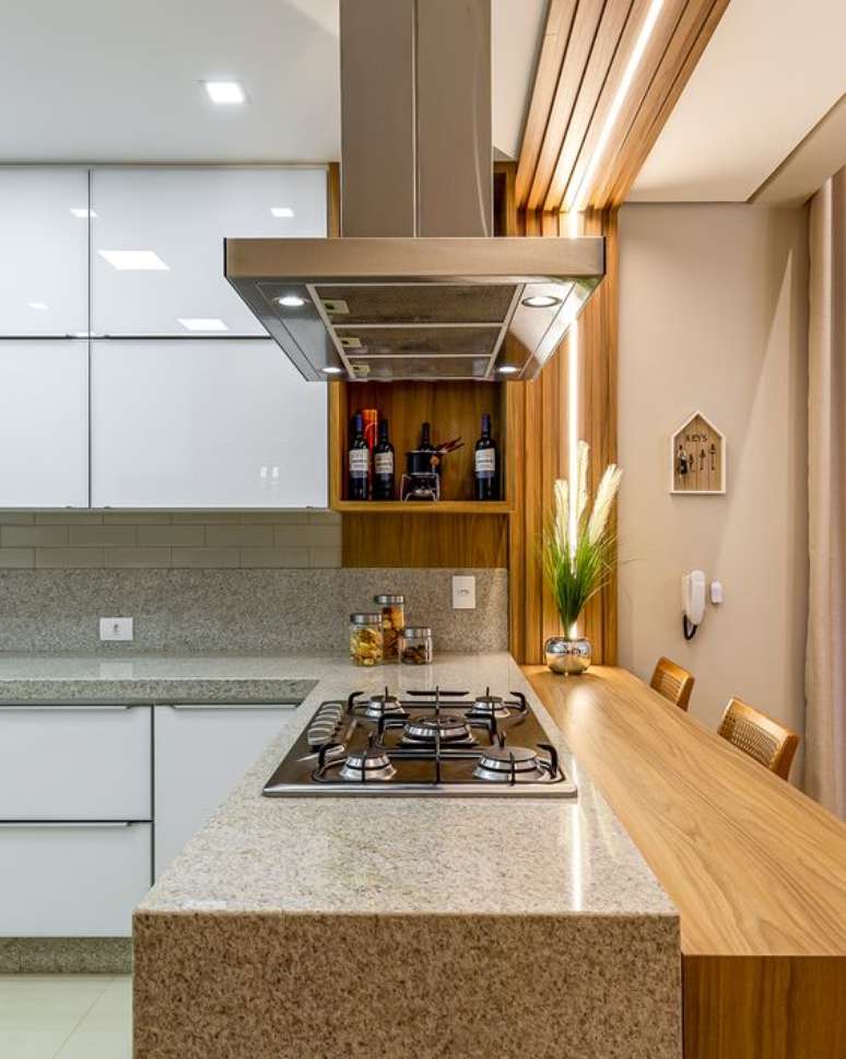 34. Bancada de cozinha em granito bege com cooktop – Via: Decor Salteado