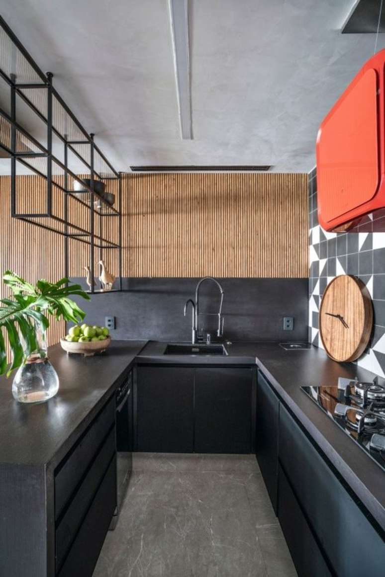 42. Bancada de cozinha em granito preto – Via: Casa e Jardim