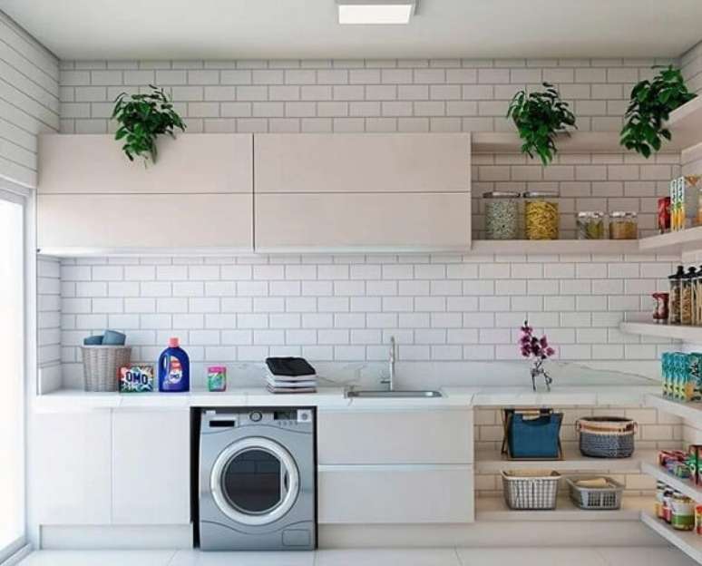7. Bancada ampla e revestimento para lavanderia branco metro white decoram o espaço. Fonte: Arquitetura Kamilla Santana