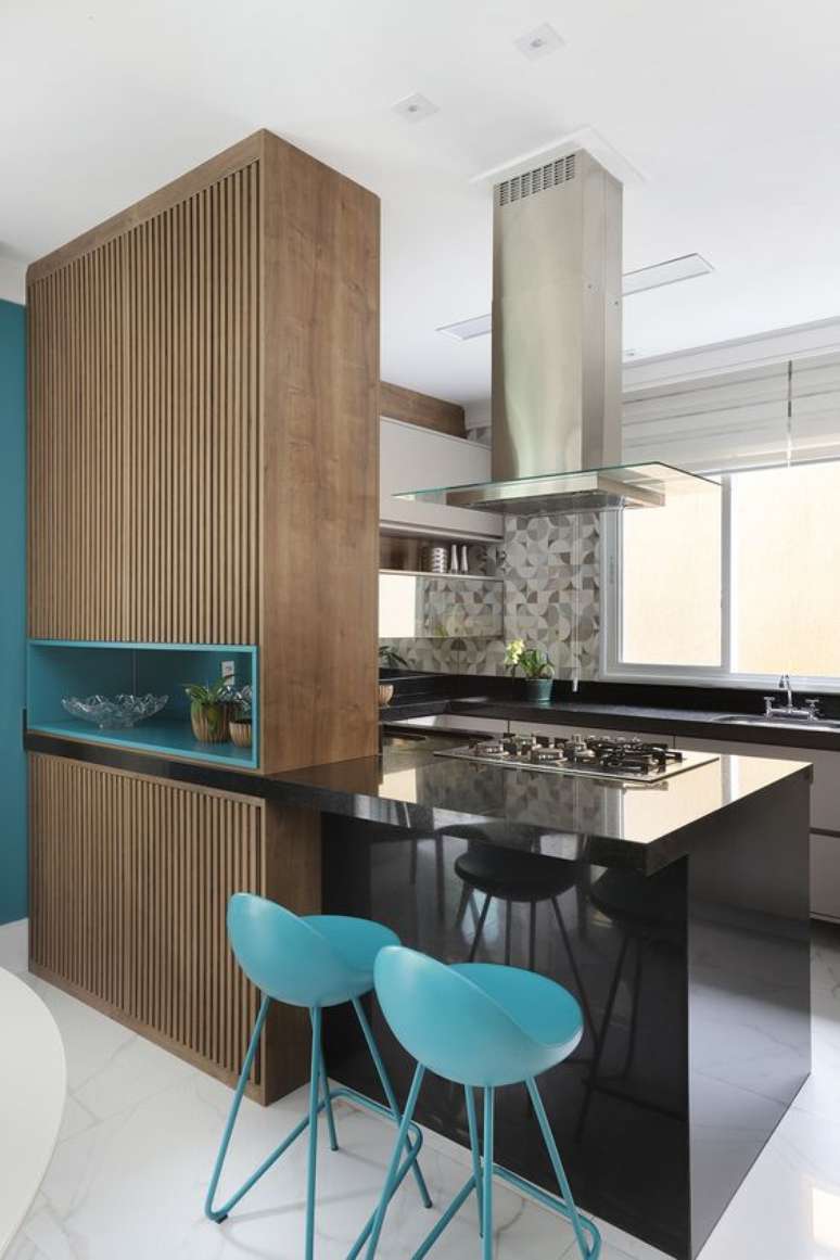 45. Bancada de cozinha em granito preto &ndash; Via: Casa de Valentina