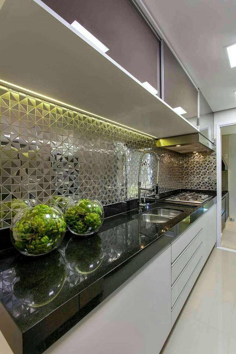35. Bancada de cozinha em granito preto com armários brancos – Via: Homify