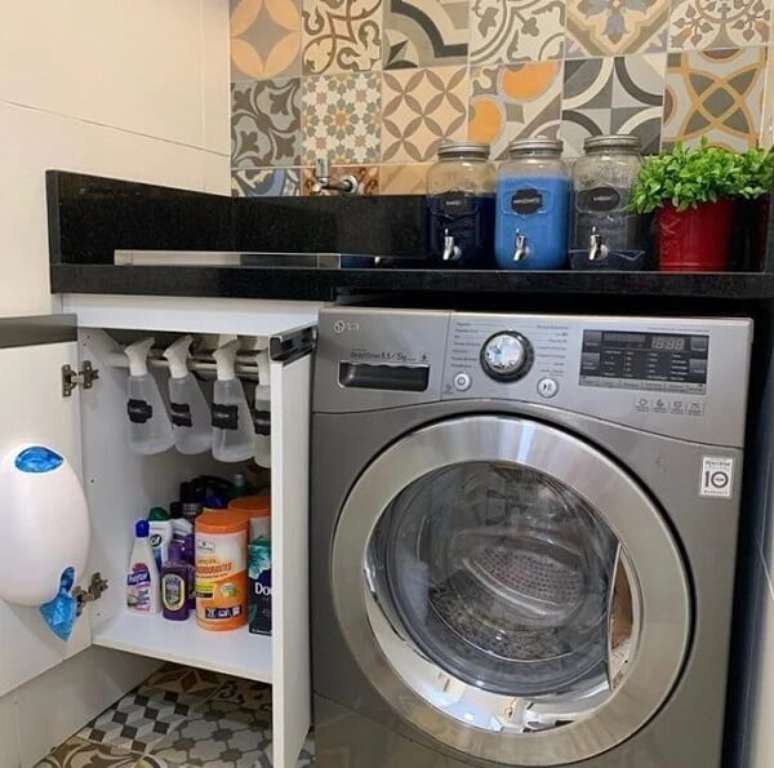 26. O revestimento para lavanderia interna deve unir beleza e funcionalidade. Fonte: Nanda Abreu Organizer