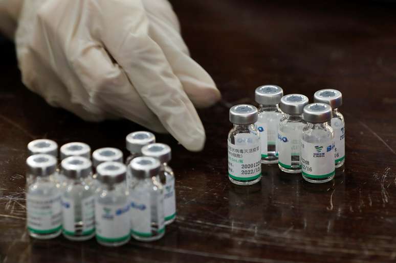 Profissional de saúde manuseia frascos da vacina contra Covid-19 da Sinopharm em Karachi, no Paquistão
11/02/2021 REUTERS/Akhtar Soomro