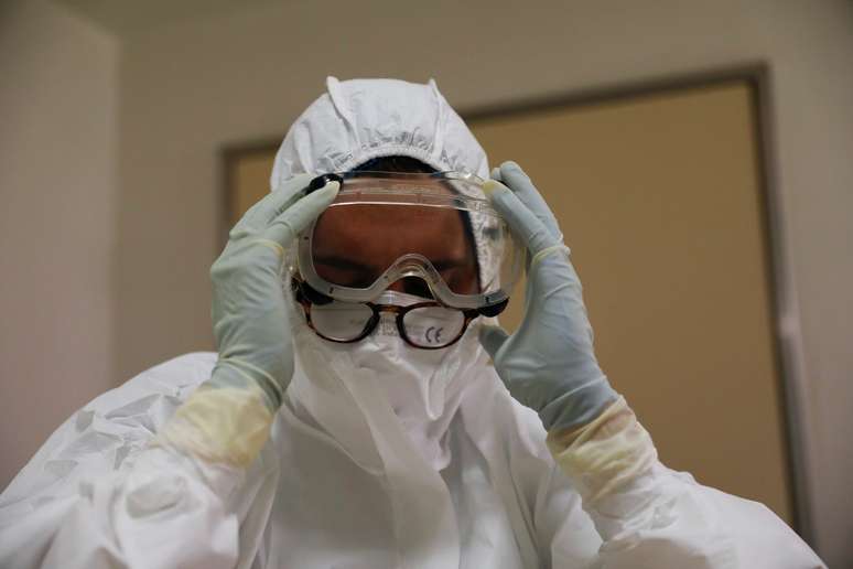 Enfermeira In&ecirc;s Lopes se prepara para o trabalho em hospital de Lisboa
19/02/2021
REUTERS/Pedro Nunes