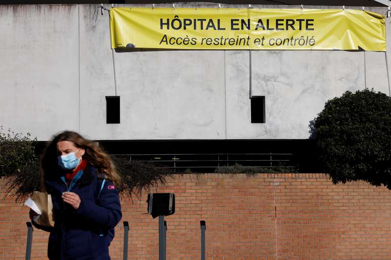 Cartaz alerta sobre alerta em hospital por causa da pandemia de Covid-19 em Dunkirk, na França
24/02/2021 REUTERS/ Pascal Rossignol