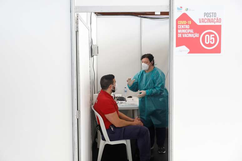 Bombeiro em centro de vacinação na cidade portuguesa de Seixal
12/02/2021 REUTERS/Pedro Nunes