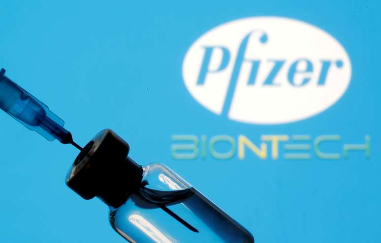 Frasco e seringa em frente aos logos da Pfizer e da BioNTech em foto de ilustração
11/01/2021 REUTERS/Dado Ruvic