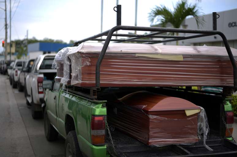 Caixões no Instituto Médico Legal em Guayaquil após mortes em prisões
 24/2/2021   REUTERS/Vicente Gaibor del Pino