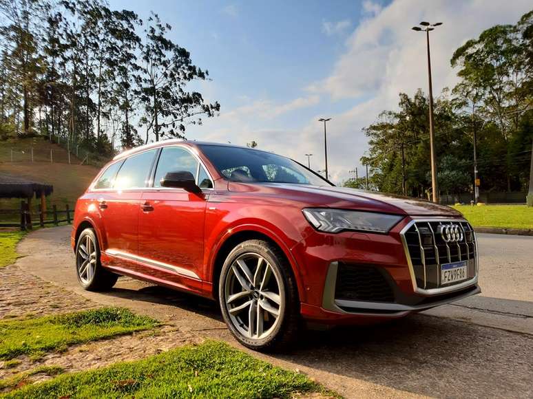 Audi Q7 S Line é o topo da linha e oferece múltiplos modos de condução.