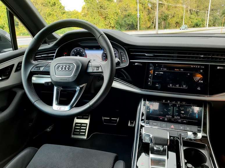 Painel do novo Q7 tem três displays, começando pelo Audi Virtual Cockpit.