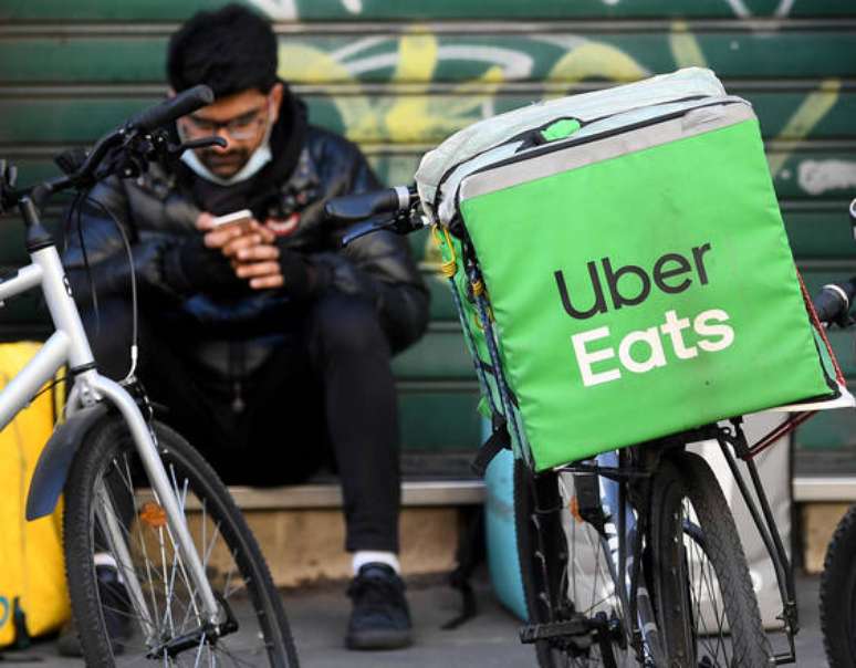 Além de processo por entregadores, Uber Eats também está na mira por crimes fiscais