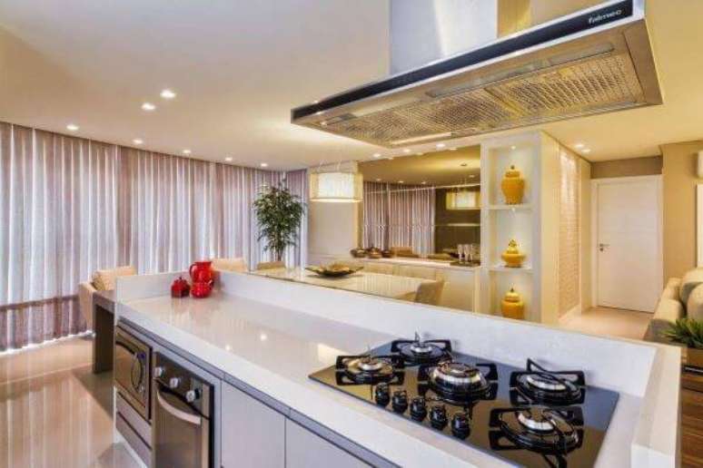 62. Cozinha gourmet com bancada de granito branca &ndash; Via: Pinterest