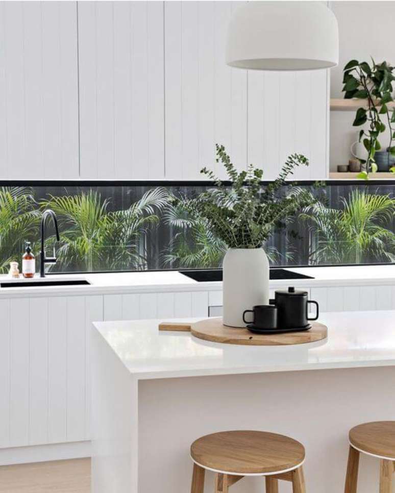 20. Bancada de cozinha em granito branco com armários da mesma cor – Via: Instagram