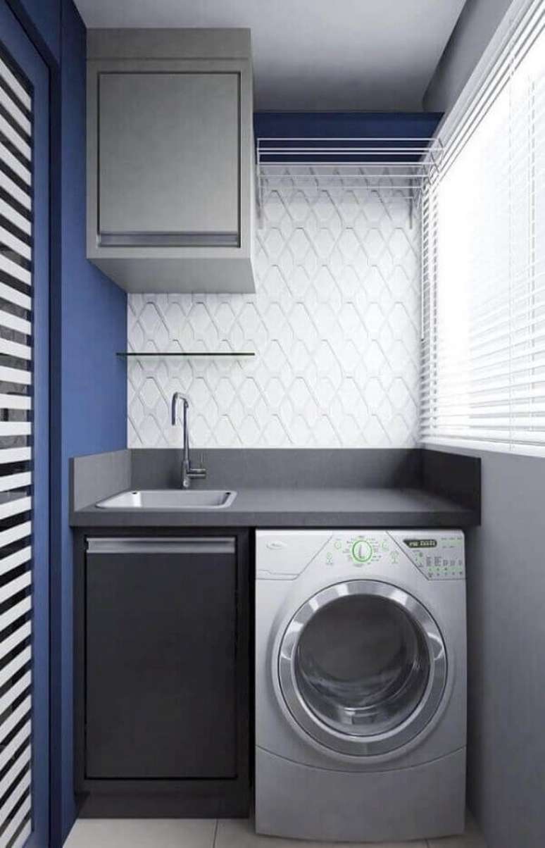 22. O revestimento para lavanderia branco em 3D traz neutralidade e se mistura com o azul da parede. Fonte: Pinterest