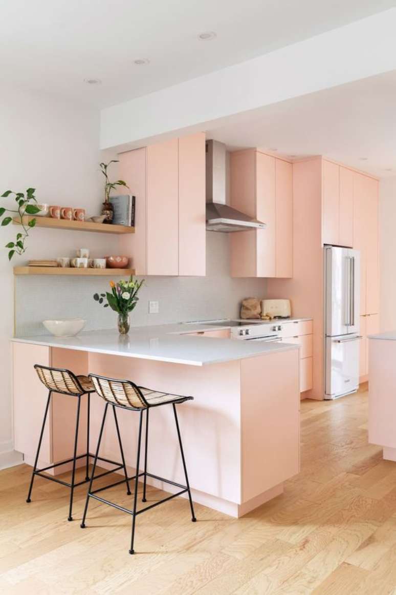 3. Cozinha planejada em L com bancada em granito branco – Via: Apartament Therapy