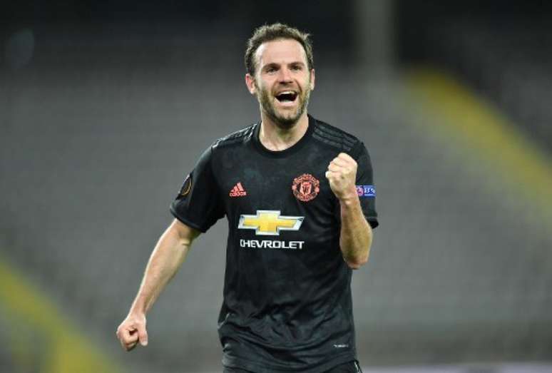 Juan Mata chegou ao Manchester United em 2014 (Foto: JOE KLAMAR / AFP)