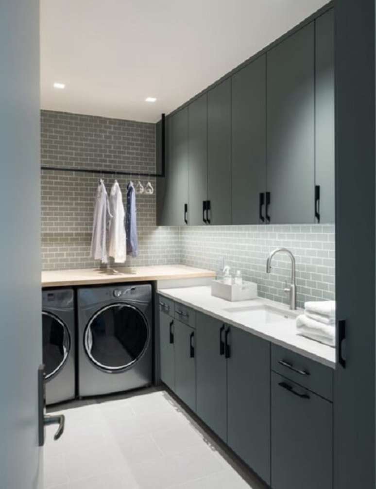 44. Revestimento para lavanderia interna feito com azulejo metro white cinza. Fonte: Revista Viva Decora