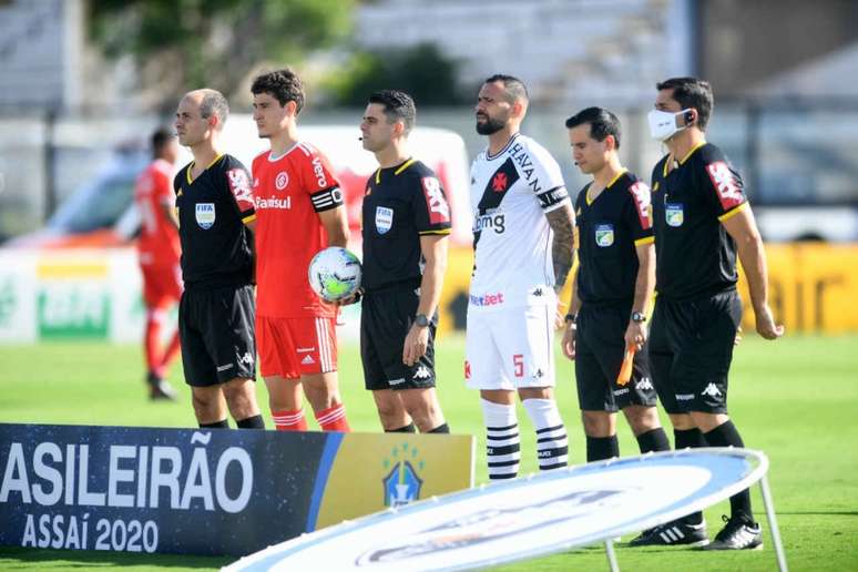 Brasil perde para o Inter em jogo com lances polêmicos