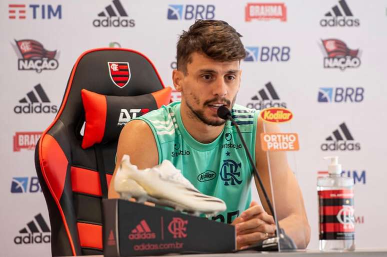 Rodrigo Caio em coletiva no Ninho do Urubu (Foto: Alexandre Vidal/Flamengo)