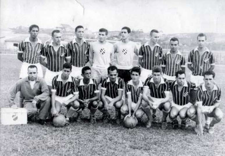 Emídio é o terceiro agachado da esquerda para a direita (Acervo/Memorial Alvinegro)