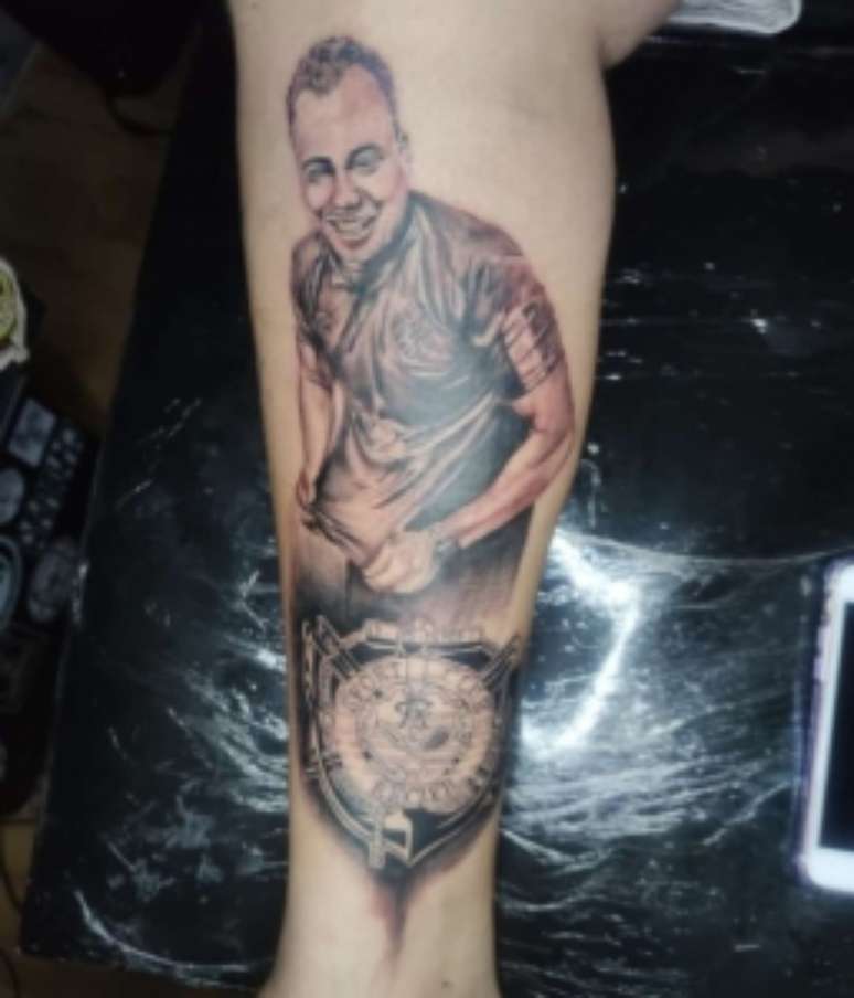 Homem faz tatuagem com imagem de Jair Vetura (Reprodução/Ge)
