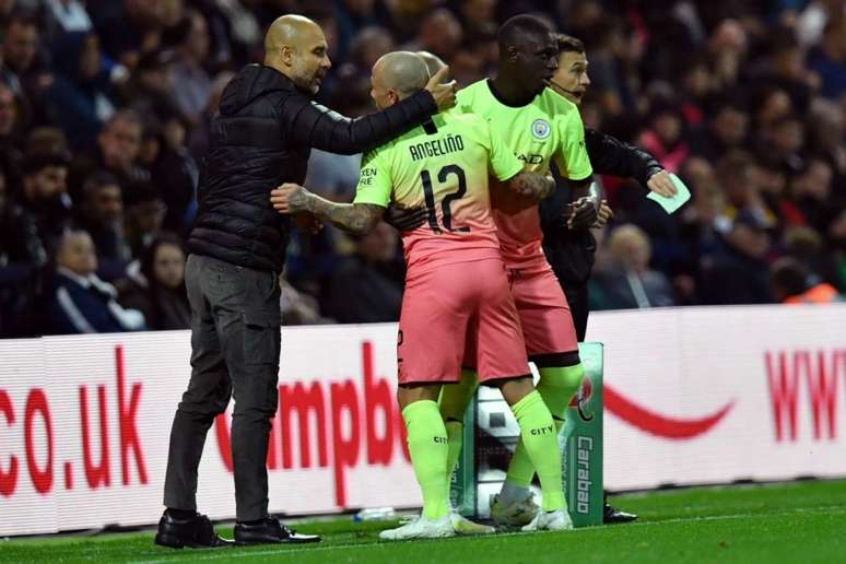 Angeliño sendo substituído por Mendy em jogo do Manchester City na Copa da Liga Inglesa (Foto: PAUL ELLIS / AFP)