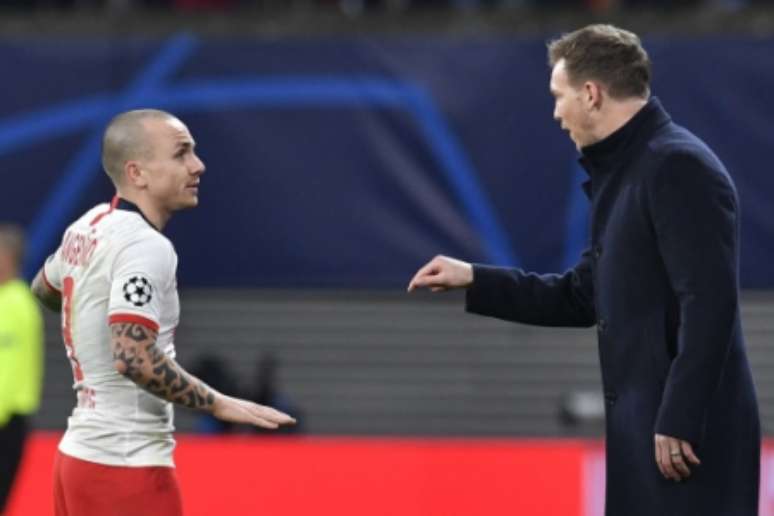 Angeliño conversando com Nagelsmann em jogo contra o Tottenham na Champions (Foto: JOHN MACDOUGALL / AFP)