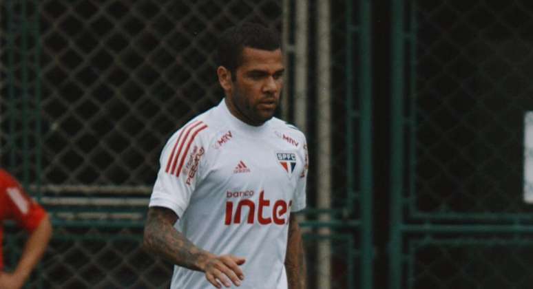 De volta após suspensão, Daniel Alves deve ser titular contra o Flamengo (Foto: Reprodução/ Twitter @SaoPauloFC)