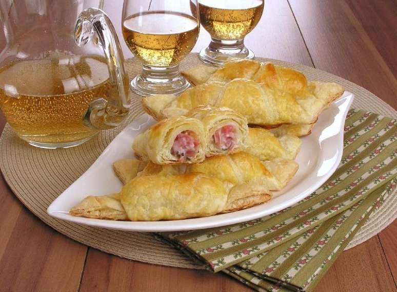 Guia da Cozinha - Croissant com salame: receita prática para o café da tarde