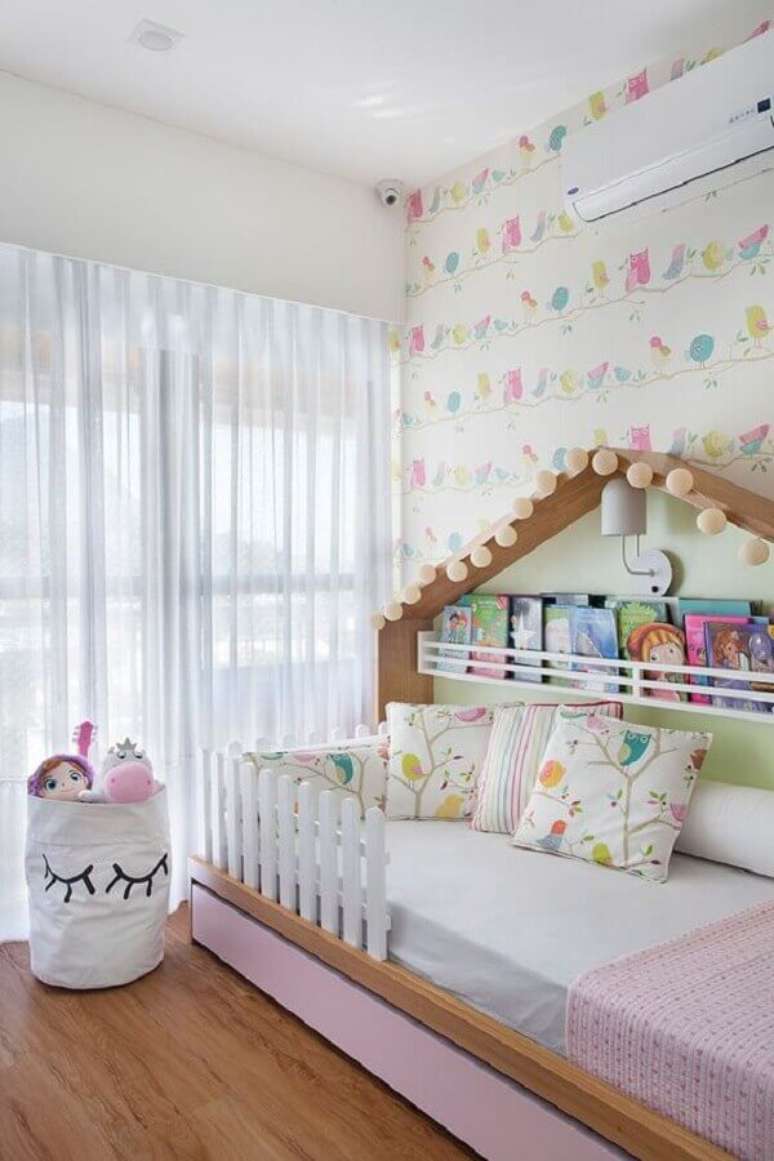 60. Decoração de quarto para criança com papel de parede delicado – Foto: Casa de Valentina