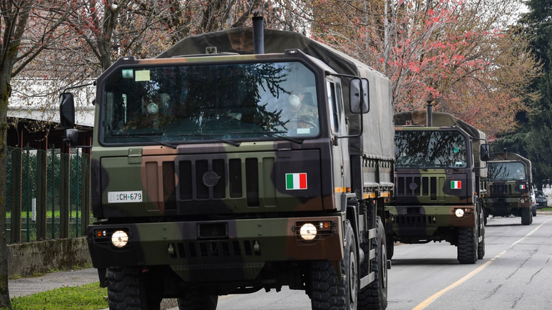 Em Bergamo, na Itália, caminhões do exército foram recrutados para recolher os caixões dos mortos pela covid-19 e levá-los até os cemitérios e crematórios de cidades próximas