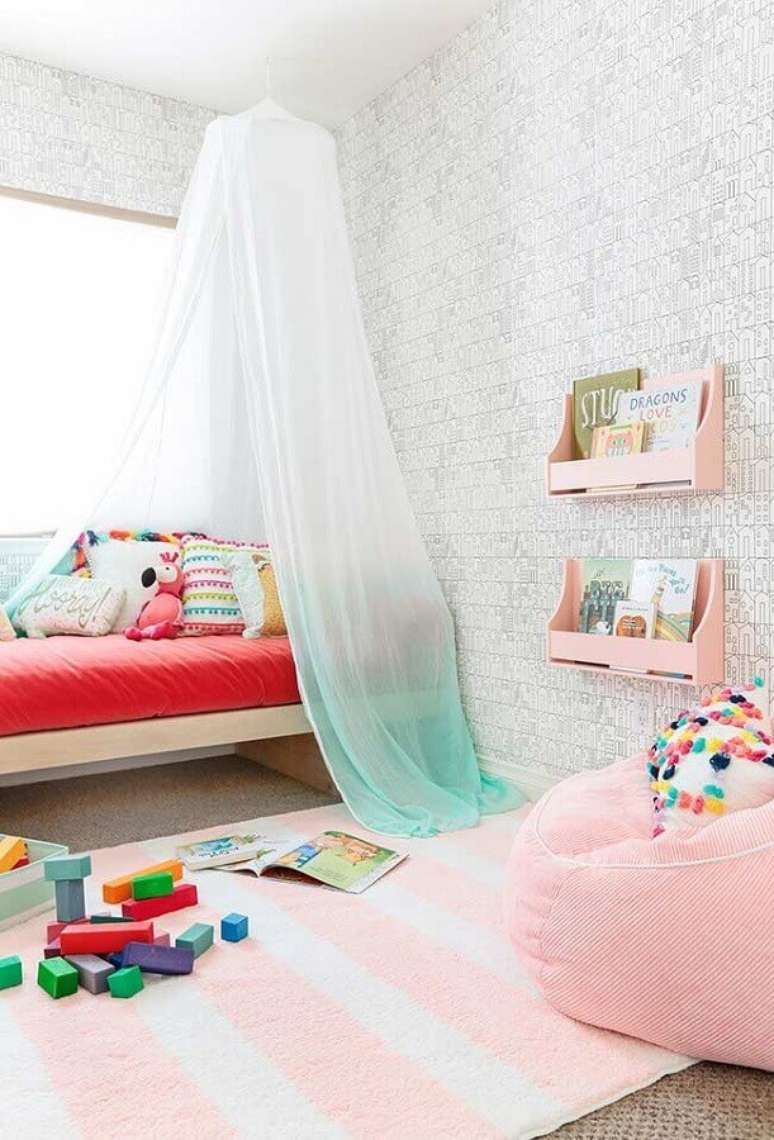 25. Papel de parede de tijolinho para decoração de quarto para criança com puff cor de rosa – Foto: Pinterest