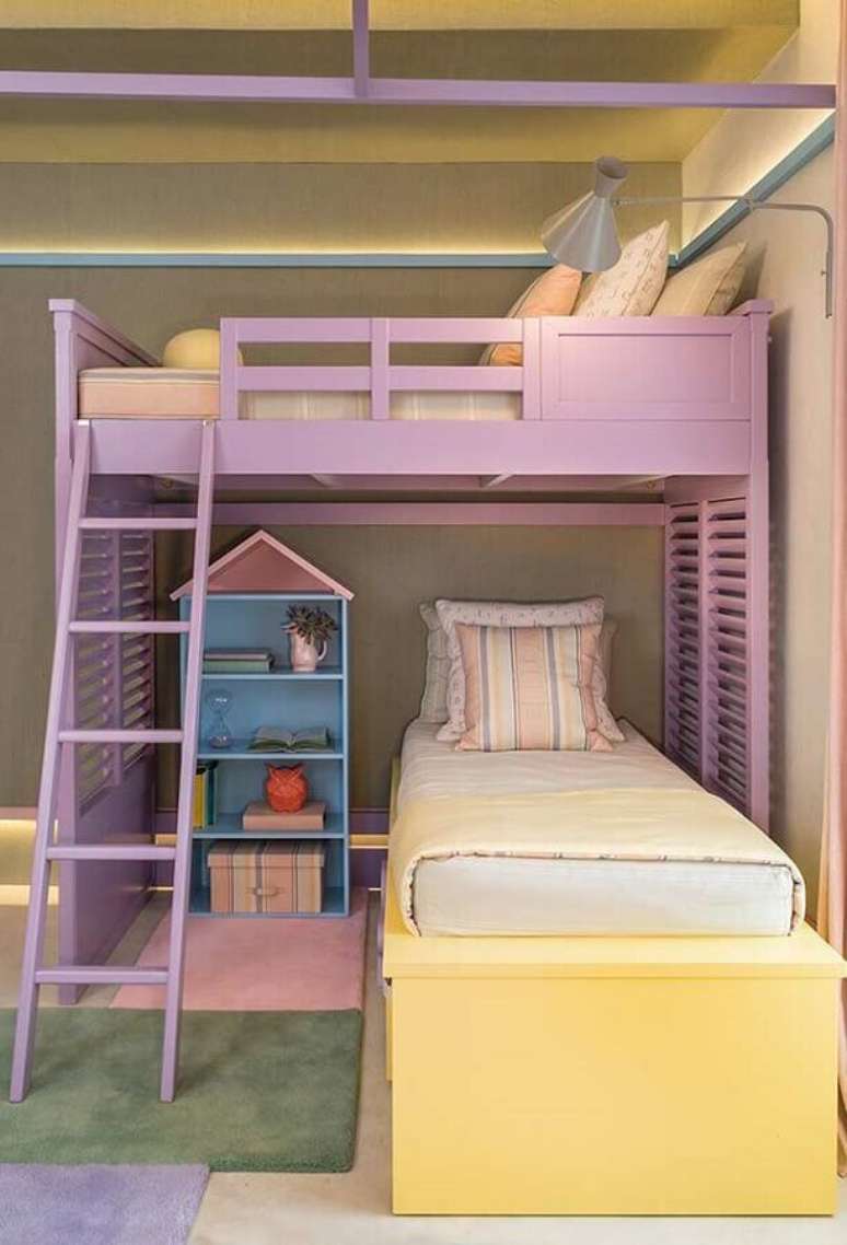 20. Decoração de quarto para criança em candy colors com cama suspensa – Foto: Quartos Etc
