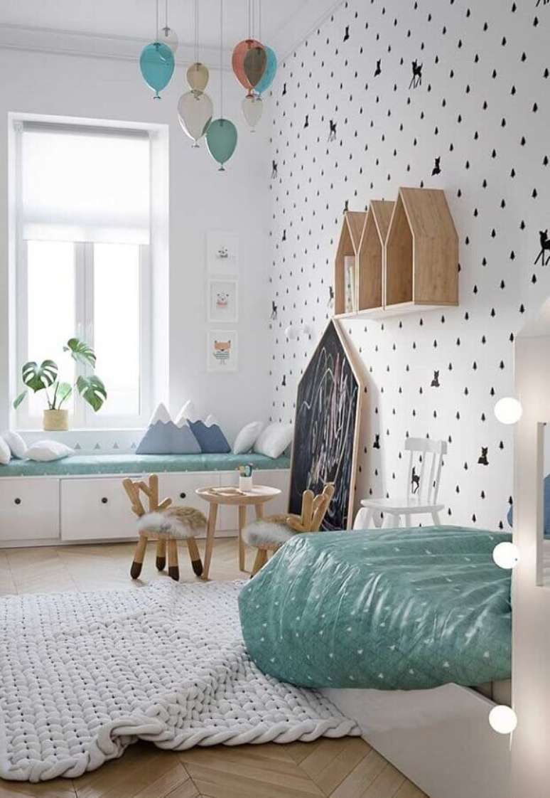 54. Nicho casinha para decoração de quarto para criança todo branco com papel de parede delicado – Foto: Home Fashion Trend