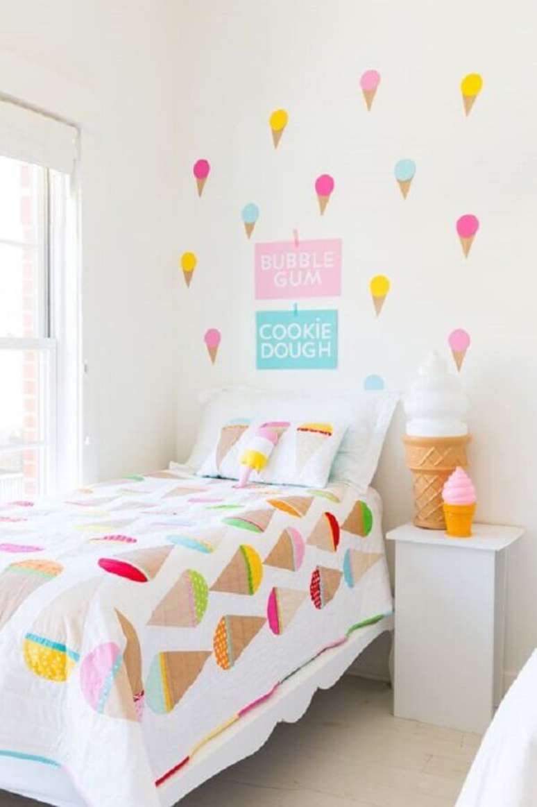 10. Decoração divertida de quarto para criança branco com adesivos de sorvete na parede – Foto: Jeito de Casa