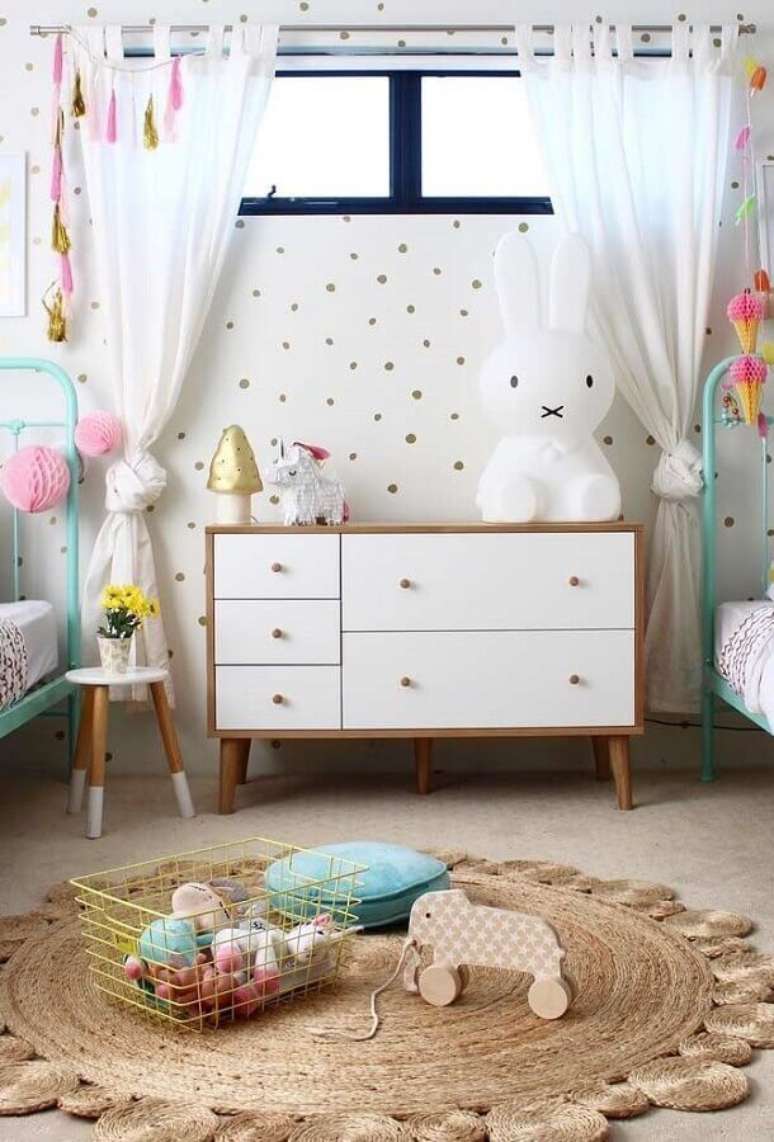 64. Decoração de quarto para criança com cômoda retrô e papel de parede de bolinhas – Foto: Archizine