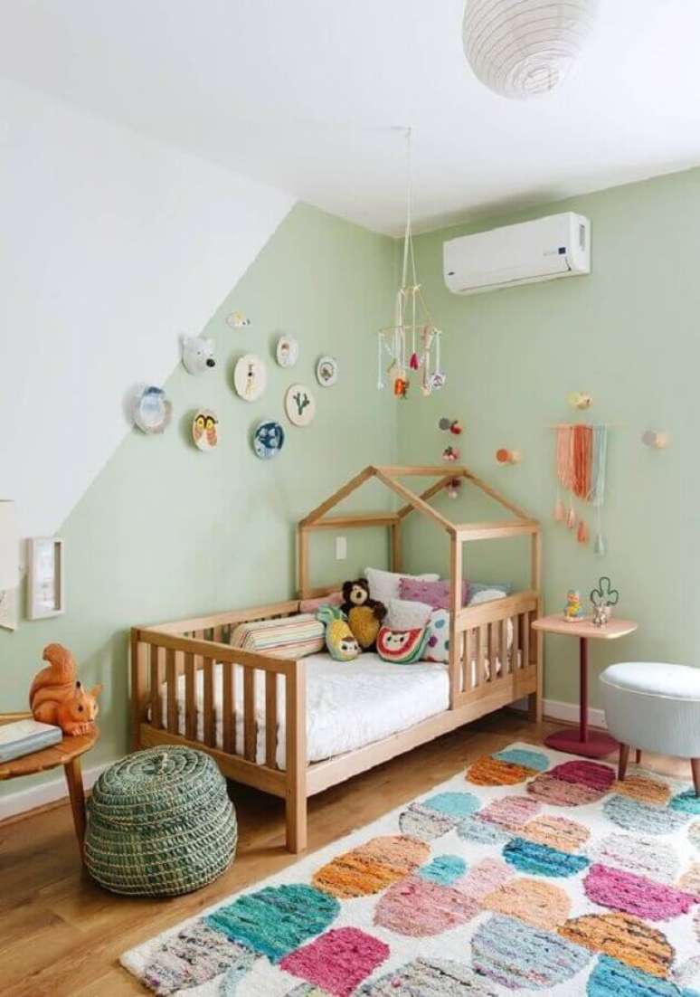 52. Decoração simples de quarto para criança verde e branco com cama casinha – Foto: Histórias de Casa