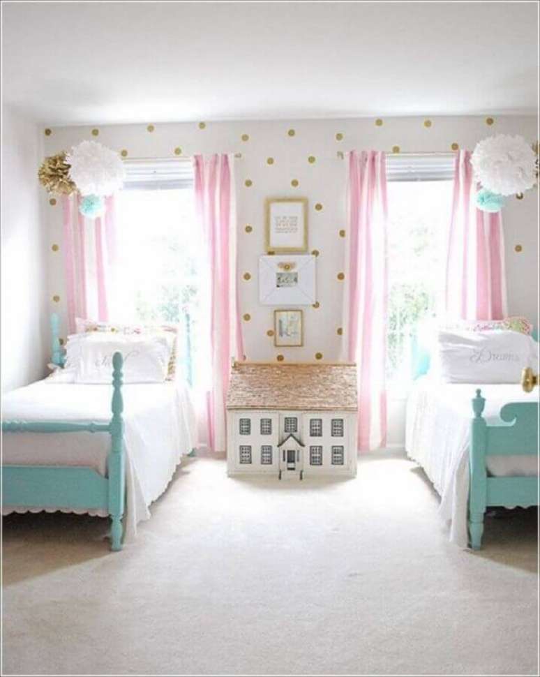 34. Decoração de quarto para criança com cama azul, cortina rosa e papel de parede branco com bolinhas douradas – Foto: Futurist Architecture