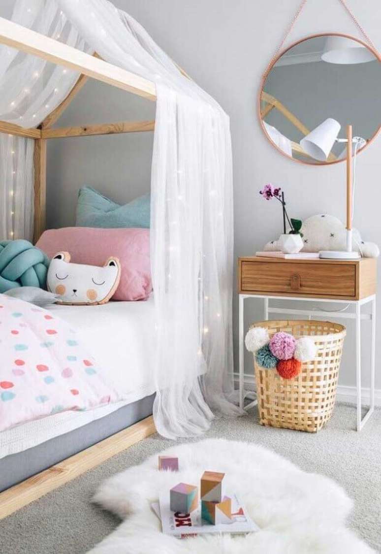 16. Decoração de quarto para criança cinza com espelho redondo e cama casinha de madeira – Foto: Home Fashion Trend