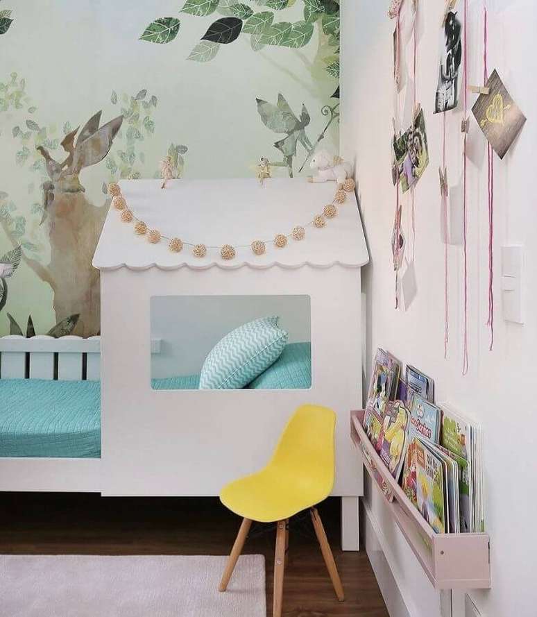 53. Quarto para crian&ccedil;a decorado com cama casinha e papel de parede l&uacute;dico &ndash; Foto: Eu Decoro