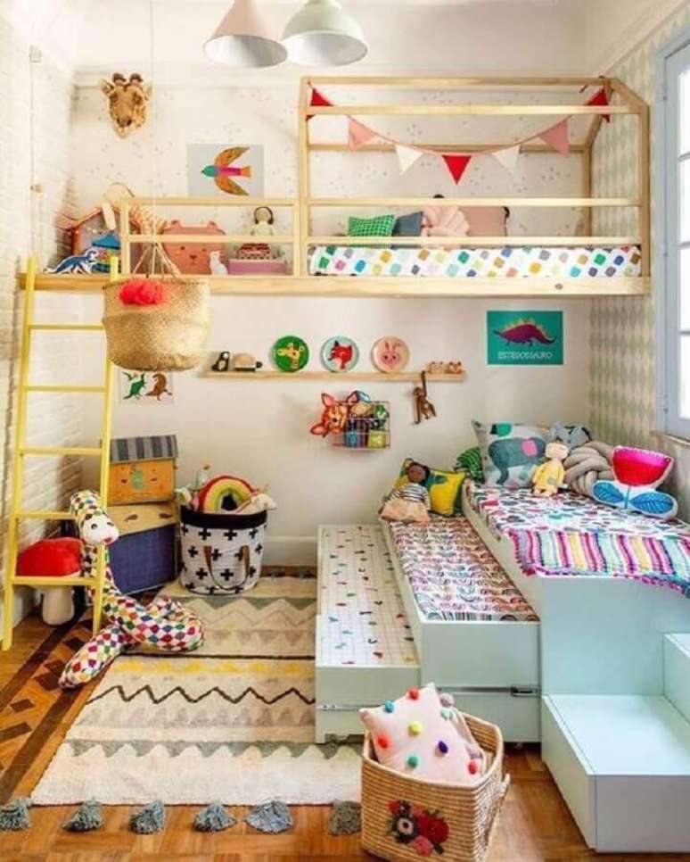 36. Decoração para quarto de criança com cama suspensa de madeira – Foto: Hana + MOOUI
