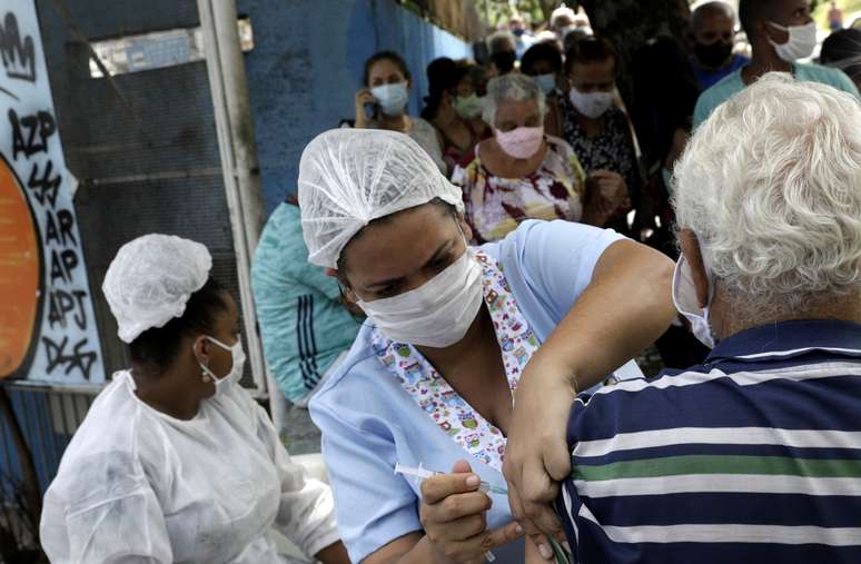 Profissional de saúde aplica vacina contra Covid-19 em São Gonçalo
19/02/2021 REUTERS/Ricardo Moraes