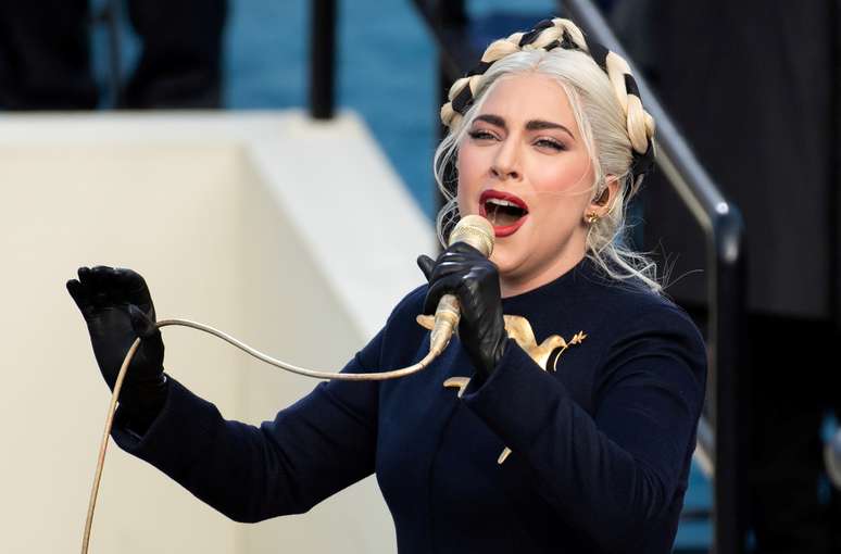 Lady Gaga canta Hino Nacional dos Estados Unidos na posse do presidente Joe Biden em Washington
20/01/2021 Saul Loeb/Pool via REUTERS