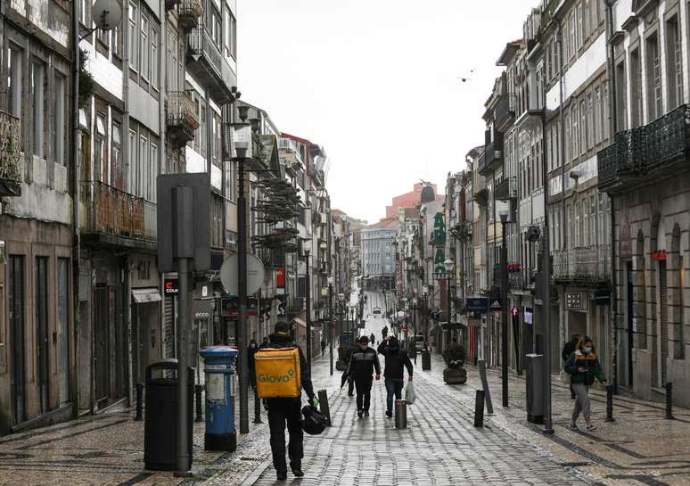 Pedestres caminham em rua do centro da cidade do Porto durante lockdown
 8/2/2021   REUTERS/Violeta Santos Moura
