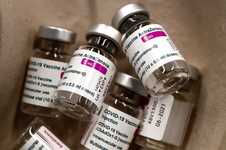 Recipientes vazios da vacina da AstraZeneca em posto de vacinação em Madri
25/02/2021
REUTERS/Sergio Perez