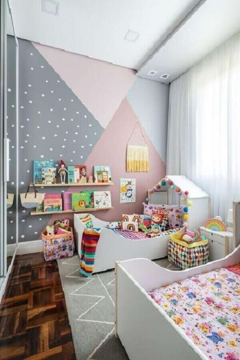 50. Cama casinha e parede com pintura geométrica para decoração de quarto para criança cinza e rosa – Foto: MOOUI + Thais Bohrer