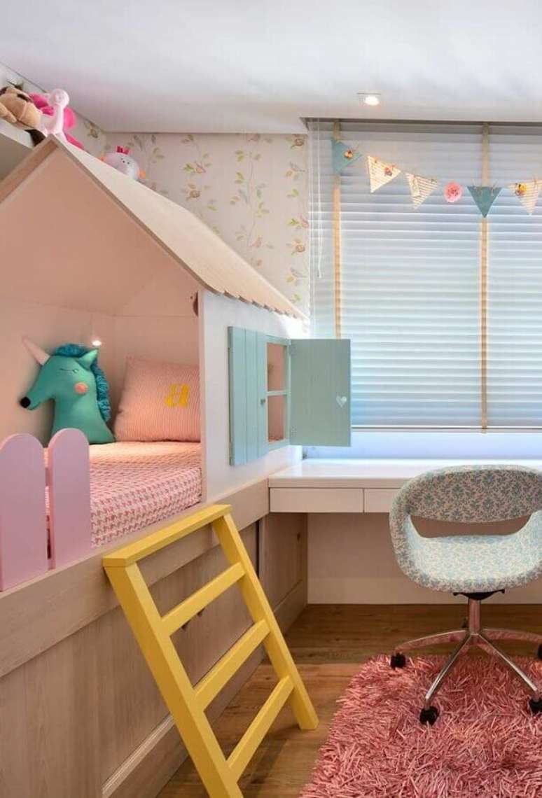 40. Móveis planejados para decoração colorida de quarto para criança com cama casinha – Foto: Archilovers
