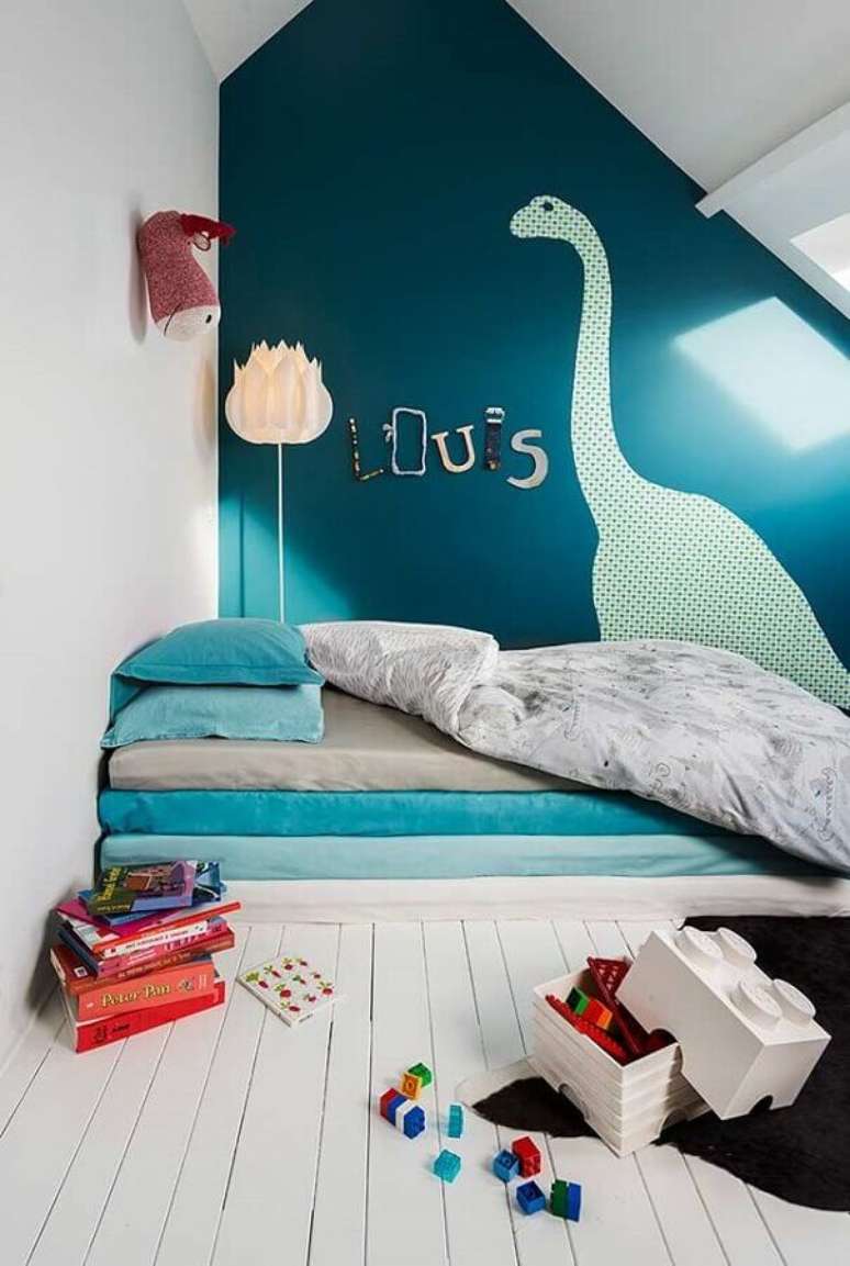 63. Quarto para crian&ccedil;a simples decorado com adesivo de dinossauro na parede &ndash; Foto: Archzine