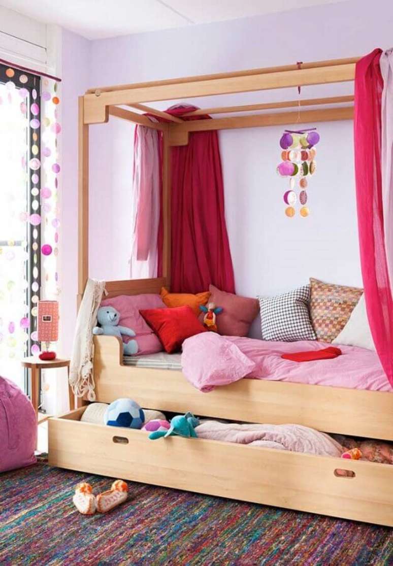 22. Decoração de quarto para criança com almofadas coloridas para cama – Foto: Pinterest